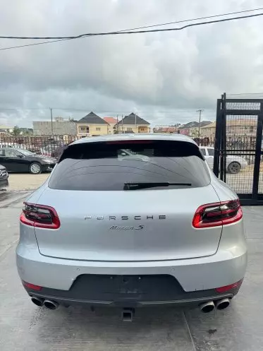 PORSCHE Macan