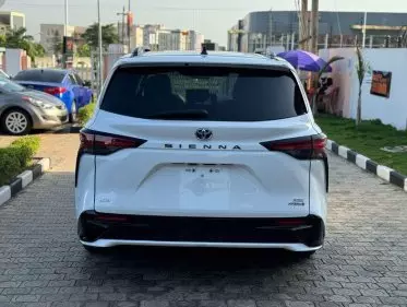 Toyota Sienta Hybrid 