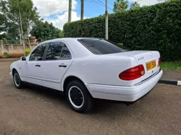 Mercedes-Benz E 240