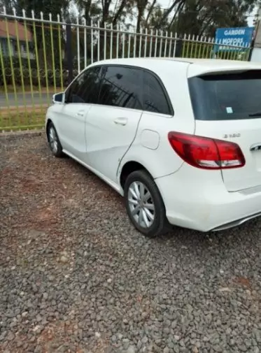 Mercedes-Benz B 180