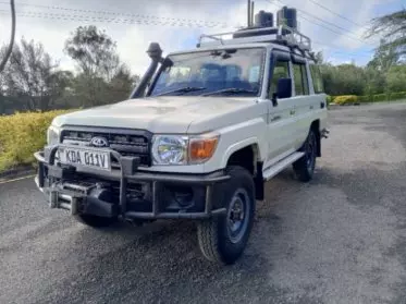Toyota Land Cruiser 76 hard Top (9 Seater)