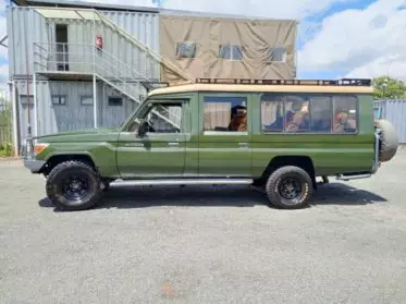 Toyota Land Cruiser 76 hard Top (9 Seater)