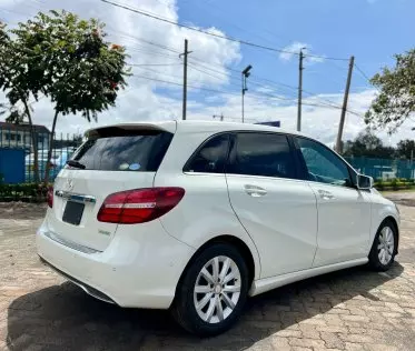 Mercedes-Benz B 180