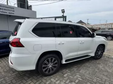 Lexus 570