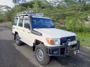 Toyota Land Cruiser 76 hard Top (9 Seater)
