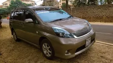 Toyota Isis 