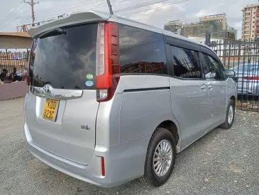 Toyota Noah Hybrid