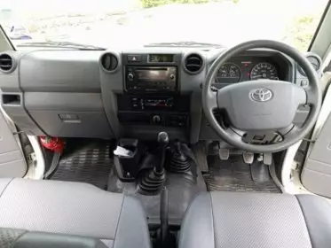 Toyota Land Cruiser 76 hard Top (9 Seater)