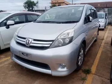 Toyota Isis 