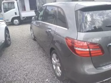 Mercedes-Benz B 180