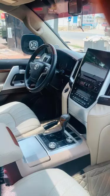 Toyota  Land Cruiser VXR V8