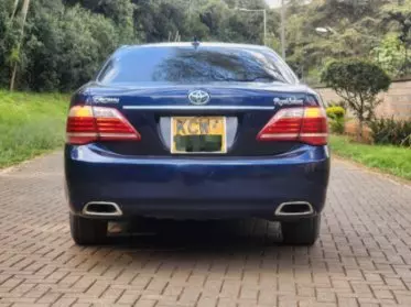 Toyota Crown Royal saloon
