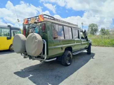 Toyota Land Cruiser 76 hard Top (9 Seater)