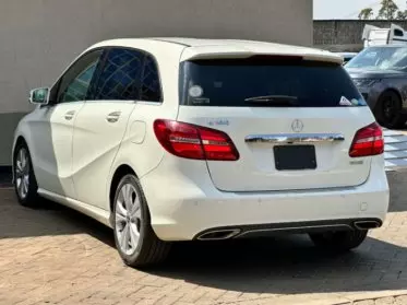 Mercedes-Benz B 180