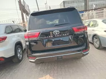 Toyota  Land Cruiser VXR V8