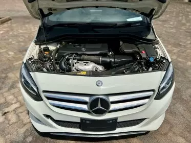 Mercedes-Benz B 180