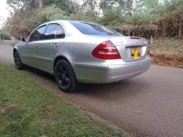 Mercedes-Benz E200