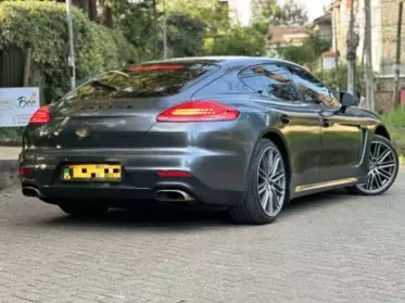 PORSCHE Panamera