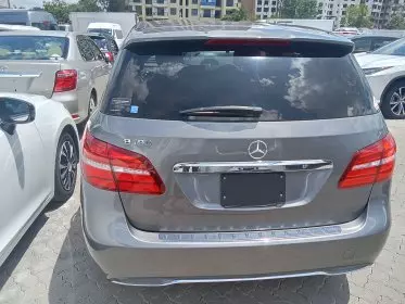 Mercedes-Benz B 180