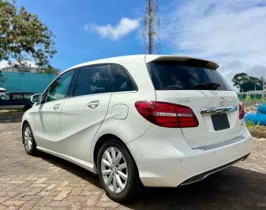 Mercedes-Benz B 180