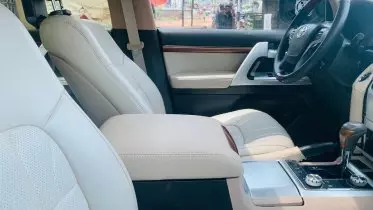Toyota  Land Cruiser VXR V8