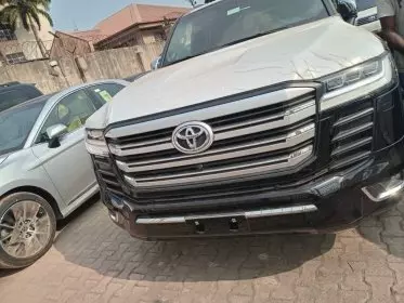 Toyota  Land Cruiser VXR V8