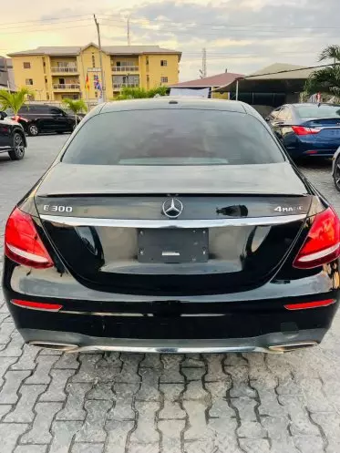 Mercedes-Benz E 300