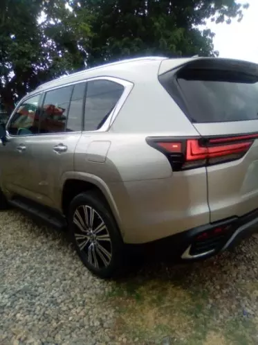 Lexus LX 600