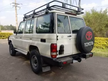 Toyota Land Cruiser 76 hard Top (9 Seater)