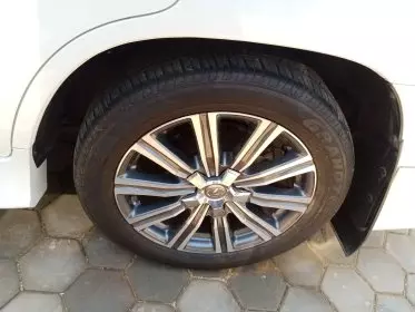 Lexus 570