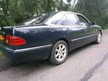 Mercedes-Benz E200