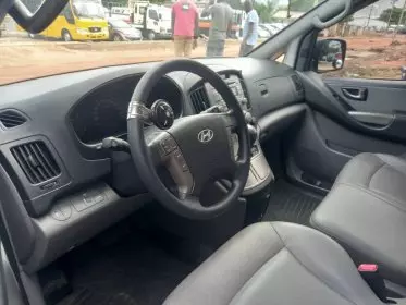 Hyundai H-1 Starex