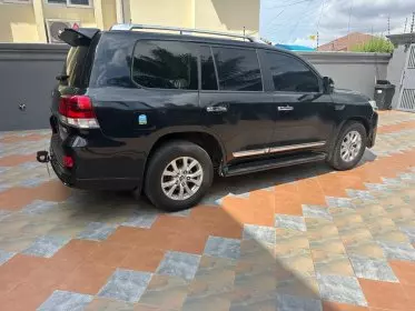Toyota  Land Cruiser VXR V8
