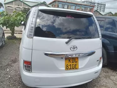 Toyota Isis 