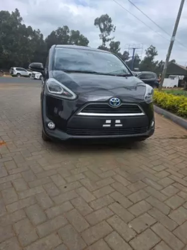 Toyota Sienta Hybrid 