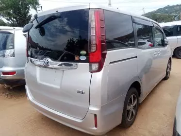 Toyota Noah Hybrid
