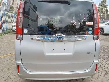 Toyota Noah Hybrid