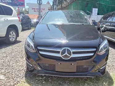 Mercedes-Benz B 180