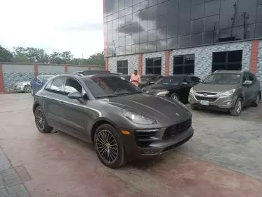 PORSCHE Macan