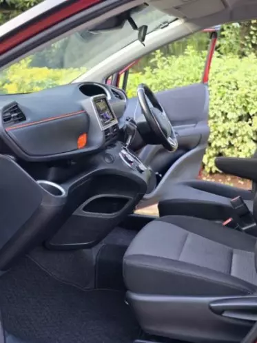 Toyota Sienta Hybrid 