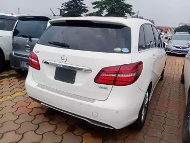 Mercedes-Benz B 180