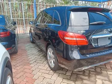 Mercedes-Benz B 180