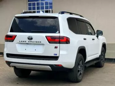 Toyota LAND CRUISER 300 LC300