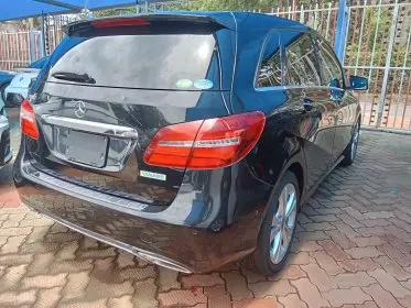 Mercedes-Benz B 180