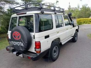 Toyota Land Cruiser 76 hard Top (9 Seater)