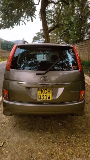 Toyota Isis 