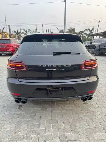 PORSCHE Macan