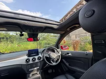 Mercedes-Benz B 180