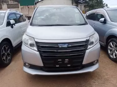 Toyota Noah Hybrid