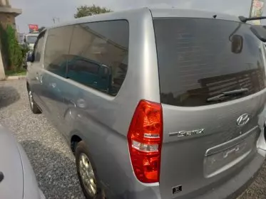 Hyundai H-1 Starex